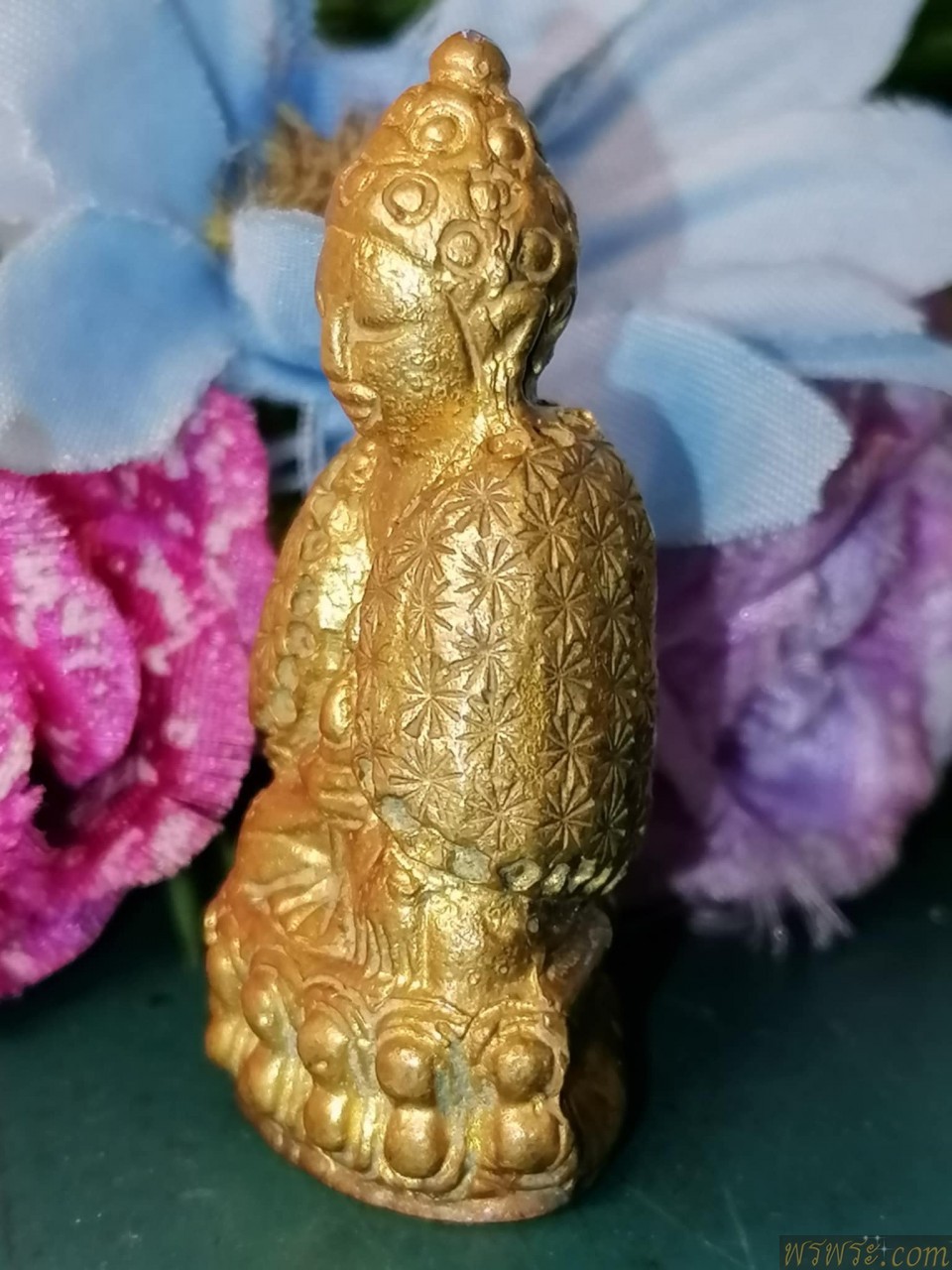 พระกริ่งปวเรศ เพชรกลับ ห่มคลุม ตอกลายจีวร เนื้อสำริดสีทอง กริ่งดัง