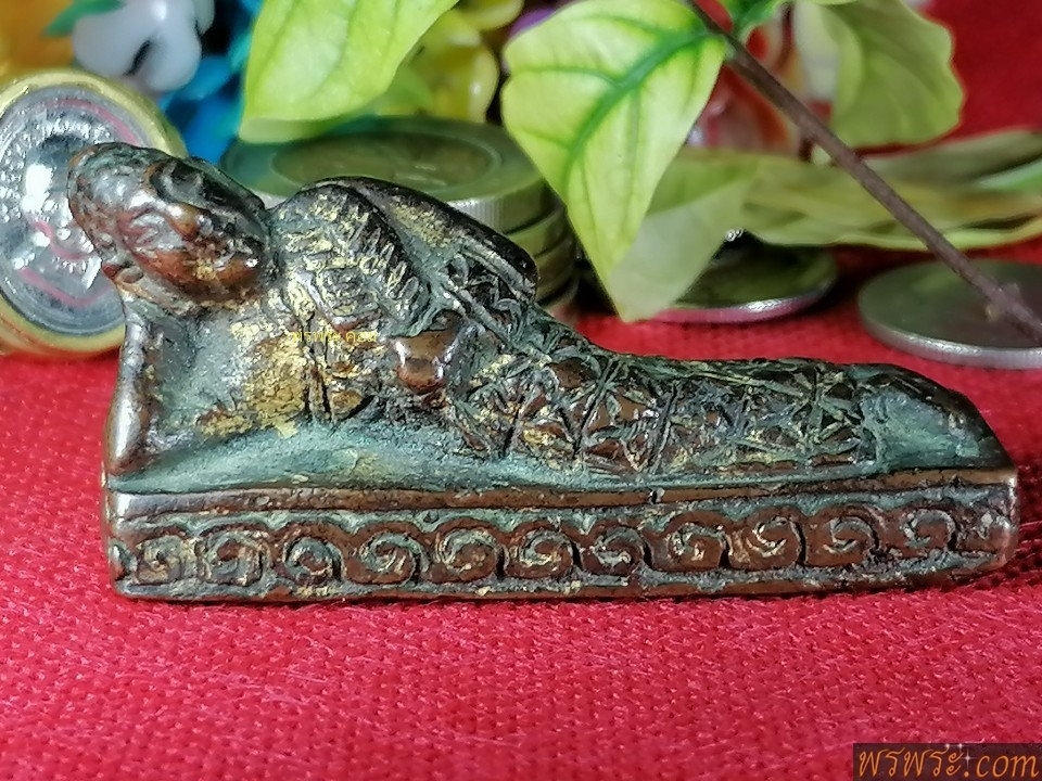 เฑาะทลีทีอ๋อง​ ปางนอน(พระไสยาสน์)​เนื้อสัมฤทธิ์​(สีมันเทศ))ขนาด5.5X1.6ซม.สูง2.6ซม.//​พบ1องค์​ ณ.วันที่29ต.ค2565