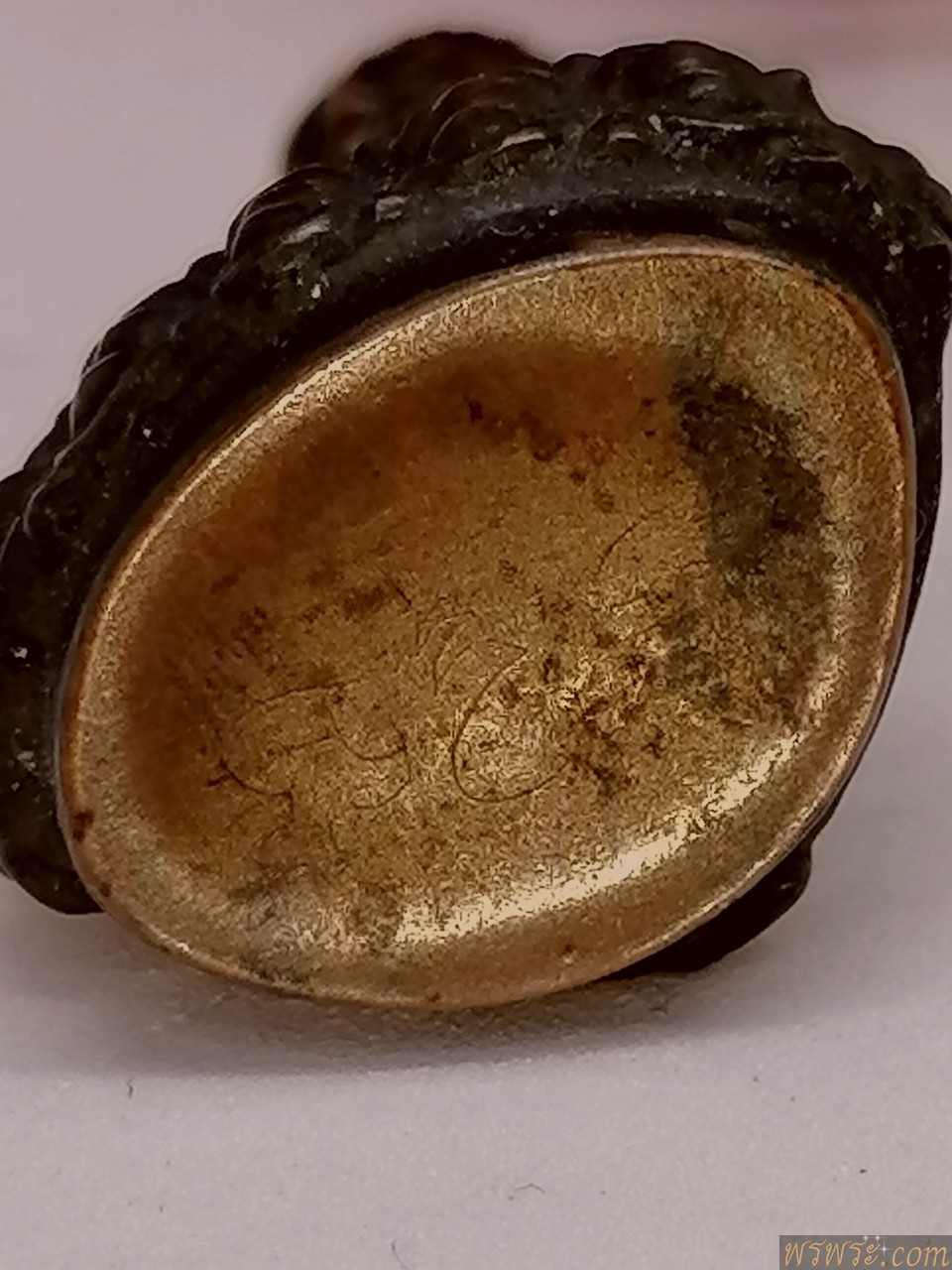 พระ​กริ่ง​ปวเรศ​ เนื้อ​สัมฤทธิ์​ ปิดแผ่นทองแดง​ ใต้ฐาน​ จารย์​ มะอะอุ​ กริ่ง​ดัง​ ก่อนปี2500 ยังไม่มีชื่อพิมพ์