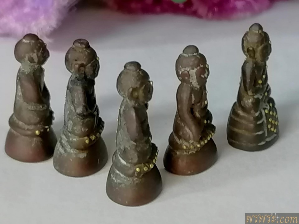 กริ่ง พระชัยวัฒน์ หมุดทอง แผ่นปิดใต้ฐาน ทองคำ มีจารย์ เนื้อสำริด กริ่งดัง//5องค์