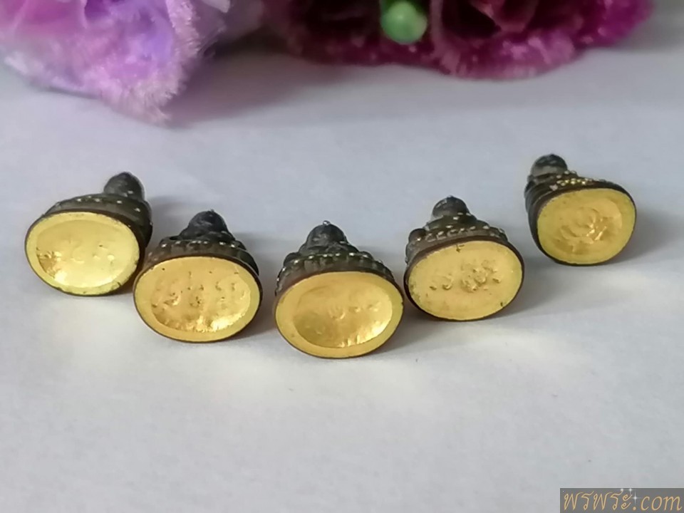 กริ่ง พระชัยวัฒน์ หมุดทอง แผ่นปิดใต้ฐาน ทองคำ มีจารย์ เนื้อสำริด กริ่งดัง//5องค์